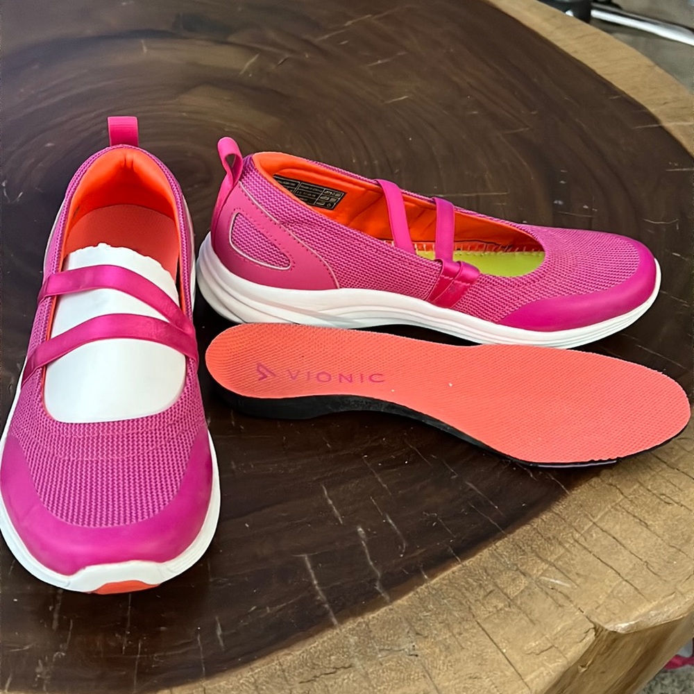 Vionic Agile slip on Women shoes size 8
